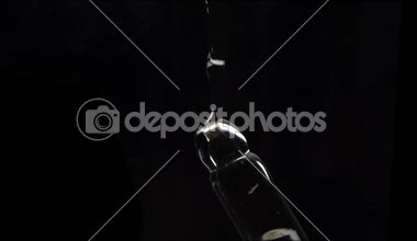 Suya siyah arka plan - ağır çekimde video üzerinden dökülür varlık Closeup yeşil mürekkep