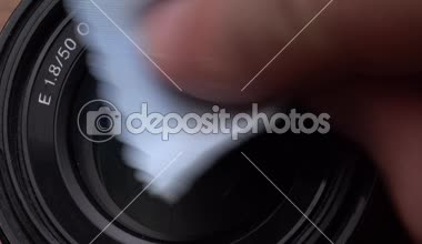 Makro closeup fotoğraf makinesinin objektifi bez - ağır çekimde video ile temizlik
