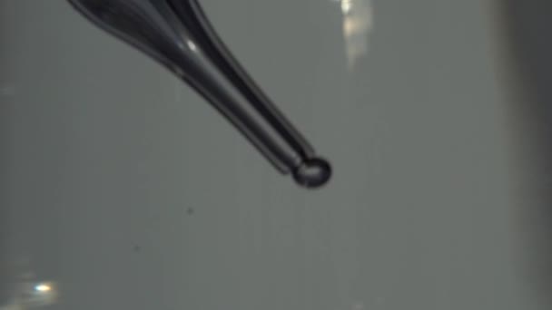 从实验室移液器到水在白色背景的液体滴特写镜头 — 图库视频影像