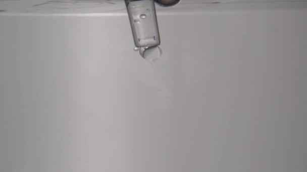 从实验室移液器到水在白色背景的液体滴特写镜头 — 图库视频影像