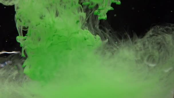 Tinta Verde Primer Plano Que Vierte Agua Sobre Fondo Negro — Vídeo de stock