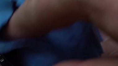 Makro closeup fotoğraf makinesinin objektifi bez - ağır çekimde video ile temizlik