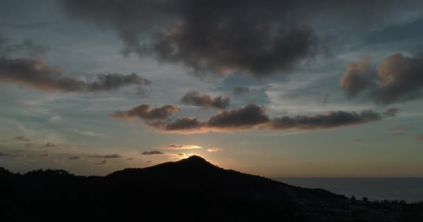 Повітряний Безпілотник Вид Красивий Захід Сонця Острові Морем Задньому Плані — стокове відео