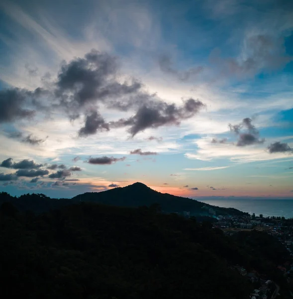 Letecká Dron Pohled Krásný Západ Slunce Ostrově Mořem Pozadí — Stock fotografie