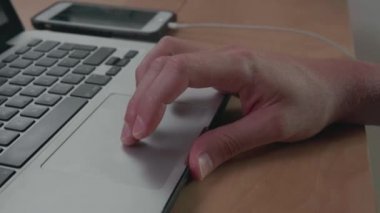 Closeup elini dizüstü izleme yüzeyi kullanarak bir Web sitesi kayar. İş ofis kavramı
