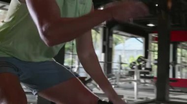 Closeup adamın elleri ile çalışma dışarı jimnastik salonunda ipleri savaş. Fitness, crossfit, egzersiz, egzersiz kavramı - ağır çekim video