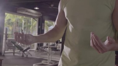 -Ağır çekimde video spor salonunda ellerini tebeşir tozu ile portre adamın sürtünme