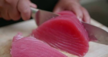 Closeup kadının koyarak taze salata somon fileto kızarmış eller. Papaya salatası - ağır çekimde video taze somon steak hazırlanıyor Şef closeup