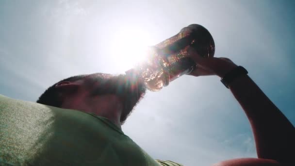 Vista Inferior Atleta Beber Água Garrafa Após Exercício Intenso Homem — Vídeo de Stock