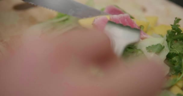 Primeros Planos Manos Masculinas Comiendo Filete Fresco Salmón Con Ensalada — Vídeos de Stock