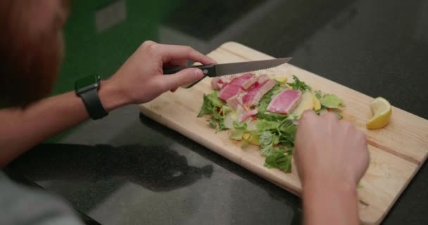 Taze Papaya Salatası Ile Somon Fileto Yemek Erkek Eller Adam — Stok video