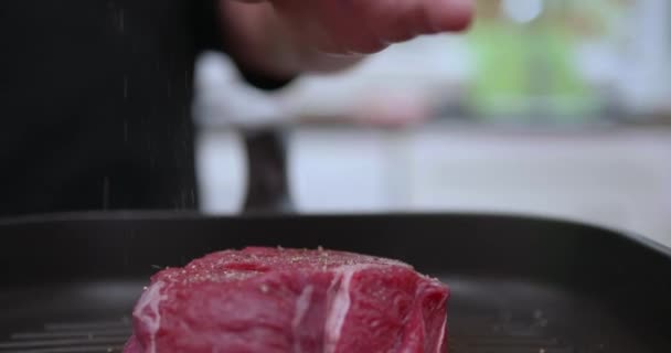 Cozinhar Delicioso Bife Salmão Vermelho Uma Panela Grelhar Close Mãos — Vídeo de Stock