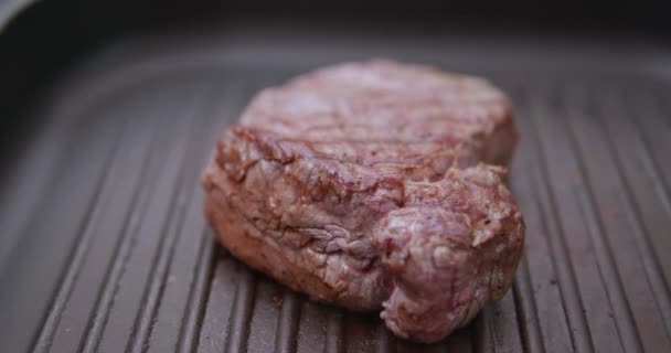 Lezzetli Kırmızı Somon Pişirme Biftek Izgara Tava Üzerinde Portre Taze — Stok video