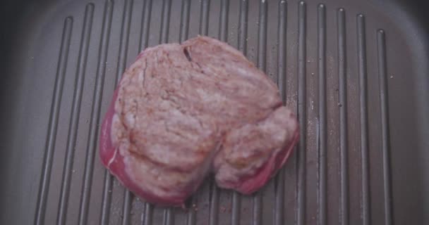 おいしい紅鮭ステーキ グリル鍋を調理します クローズ アップ新鮮なサーモン フィレ肉グリルのマーク 健康栄養価の高い食事のコンセプト スローモーションのビデオ — ストック動画