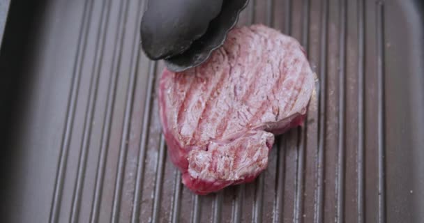 Matlagning Läckra Röd Lax Biff Grillning Panna Närbild Färsk Laxfilé — Stockvideo