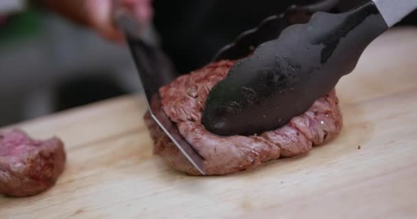 Gros Plan Mains Découpant Filet Saumon Grillé Avec Couteau Tranchant — Video