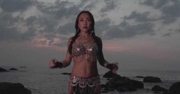 Hermosa Bailarina Tribal Del Vientre Aire Libre Mujer Traje Oriental — Vídeo de stock