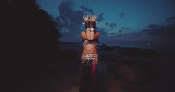 Mooie Tribal Buikdanseres Buitenshuis Vrouw Oosterse Kostuum Dansen Buurt Van — Stockvideo