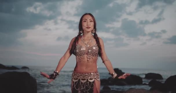 Bela Dançarina Barriga Tribal Livre Mulher Traje Oriental Dançando Perto — Vídeo de Stock