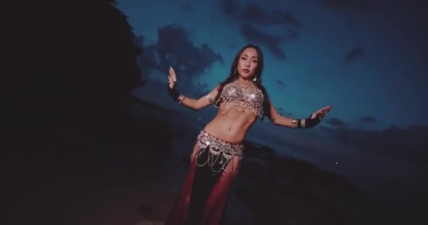 Wunderschöne Bauchtänzerin Freien Frau Orientalischer Tracht Tanzt Bei Sonnenuntergang Meer — Stockvideo