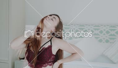 Güzel kızıl saçlı kız iç çamaşırı modern dekora villa house yatak odası - ağır çekimde video yatakta poz
