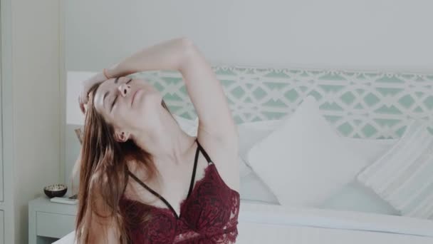 Hermosa Chica Pelo Rojo Lencería Posando Cama Decoración Moderna Villa — Vídeo de stock