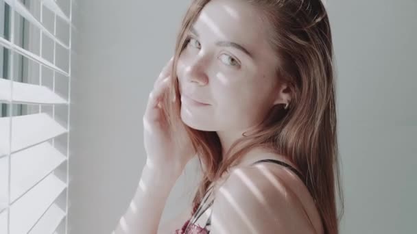 Närbild Ansikte Vackra Röda Hår Flicka Underkläder Poserar Nära Fönstret — Stockvideo