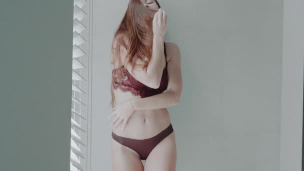 Belle Fille Aux Cheveux Roux Lingerie Posant Près Fenêtre Avec — Video