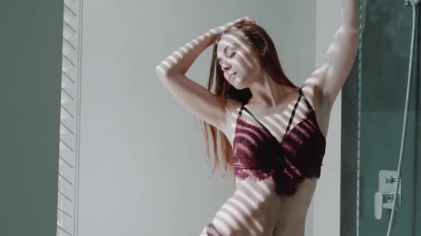 Красива Дівчина Червоного Волосся Нижній Білизні Позує Біля Вікна Жалюзі — стокове відео
