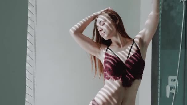 Bela Menina Cabelo Vermelho Lingerie Posando Perto Janela Com Persianas — Vídeo de Stock