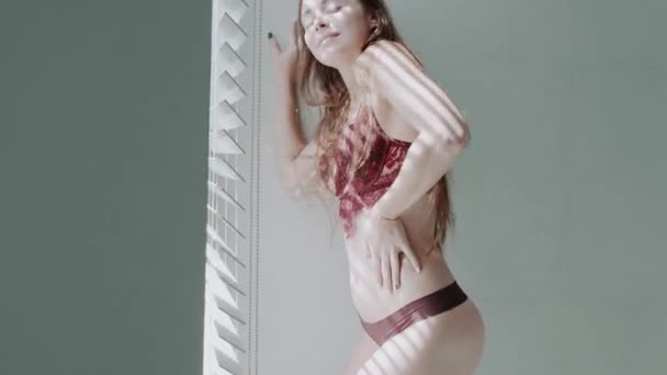 Красива Дівчина Червоного Волосся Нижній Білизні Позує Біля Вікна Жалюзі — стокове відео