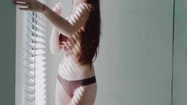 Krásné Červené Vlasy Dívka Prádle Pózuje Okna Žaluzií Během Slunného — Stock video