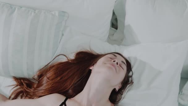 Mooie Rode Haren Meisje Lingerie Wakker Haar Slaapkamer Video Slow — Stockvideo