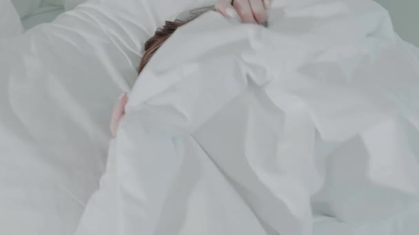 Красива Дівчина Червоного Волосся Нижній Білизні Засинає Своїй Спальні Відео — стокове відео