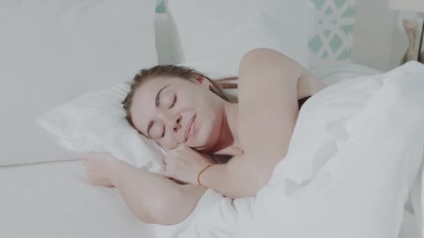 Hermosa Chica Pelirroja Lencería Que Queda Dormida Dormitorio Video Cámara — Vídeo de stock