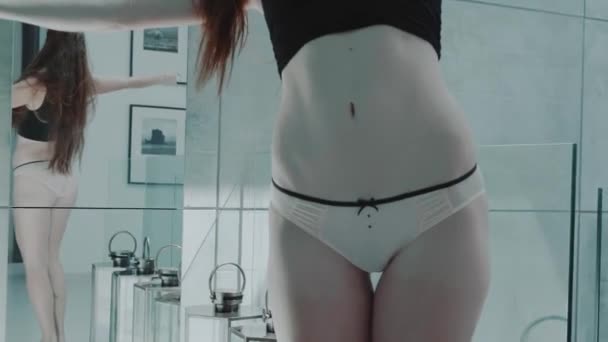 Belle Fille Rousse Haut Culotte Dansant Dans Son Appartement Moderne — Video