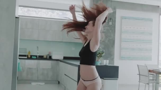 Hermosa Chica Pelo Rojo Feliz Parte Superior Bragas Bailando Apartamento — Vídeo de stock