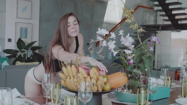 Mooie Gelukkig Rode Haren Meisje Boven Slipje Een Appel Eten — Stockvideo