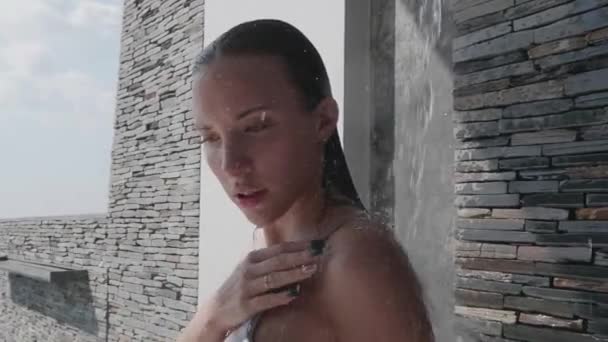 Closeup Πρόσωπο Νεαρή Όμορφη Γυναίκα Στο Μπικίνι Λαμβάνοντας Ντους Δίπλα — Αρχείο Βίντεο