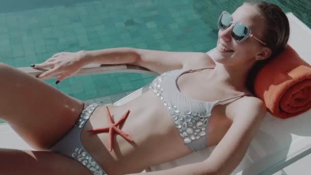 Giovane Bella Donna Bikini Occhiali Sole Prendere Sole Bordo Piscina — Video Stock