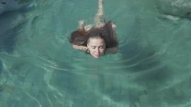 Jeune Jolie Femme Nageant Dans Piscine Extérieure Pendant Journée Ensoleillée — Video