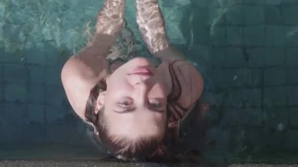 Mujer Bonita Joven Mirando Cámara Después Nadar Piscina Aire Libre — Vídeos de Stock