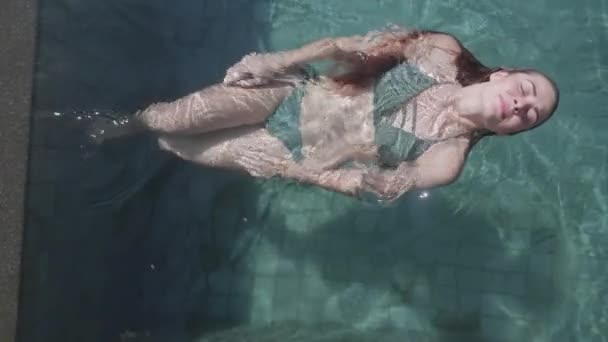 在阳光明媚的夏日里 年轻漂亮的女性看着镜头 在室外游泳池游泳后 可以看到最上面的风景 视频慢动作 — 图库视频影像