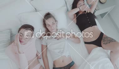 Kadın arkadaşlar birlikte sabah uyanma. Pijama partisi, serbest zaman, hafta sonu konseptiyle arkadaşlarım - ağır çekim video