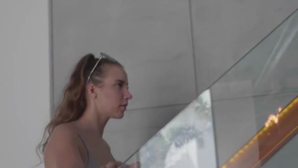Светловолосая Девушка Бикини Идет Лестнице Своем Современном Интерьере Видео Замедленной — стоковое видео
