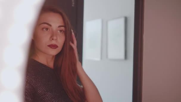 Krásné Červené Vlasy Dívka Elegantních Šatech Při Pohledu Zrcadla Před — Stock video