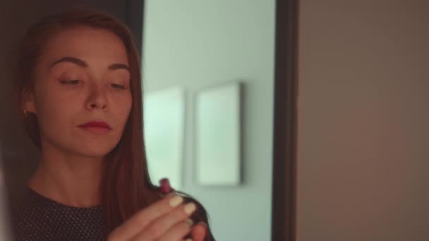 Krásné Červené Vlasy Dívka Elegantních Šatech Dívat Zrcadla Nanesení Rtěnky — Stock video