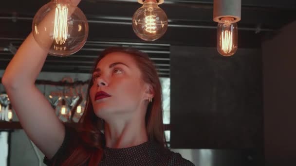 Portrait Belle Fille Rousse Robe Élégante Jouant Avec Des Lampes — Video