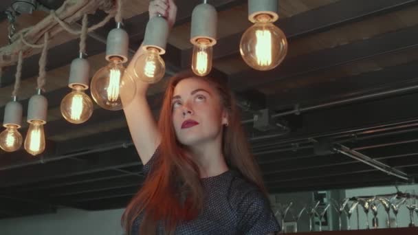 Retrato Bela Menina Cabelo Vermelho Vestido Elegante Brincando Com Lâmpadas — Vídeo de Stock