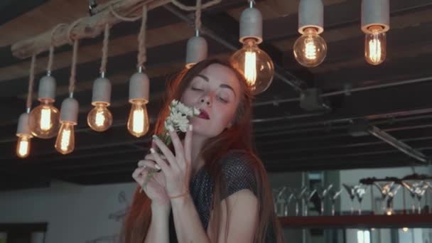 Retrato Hermosa Chica Pelirroja Vestido Elegante Posando Con Flores Mientras — Vídeo de stock